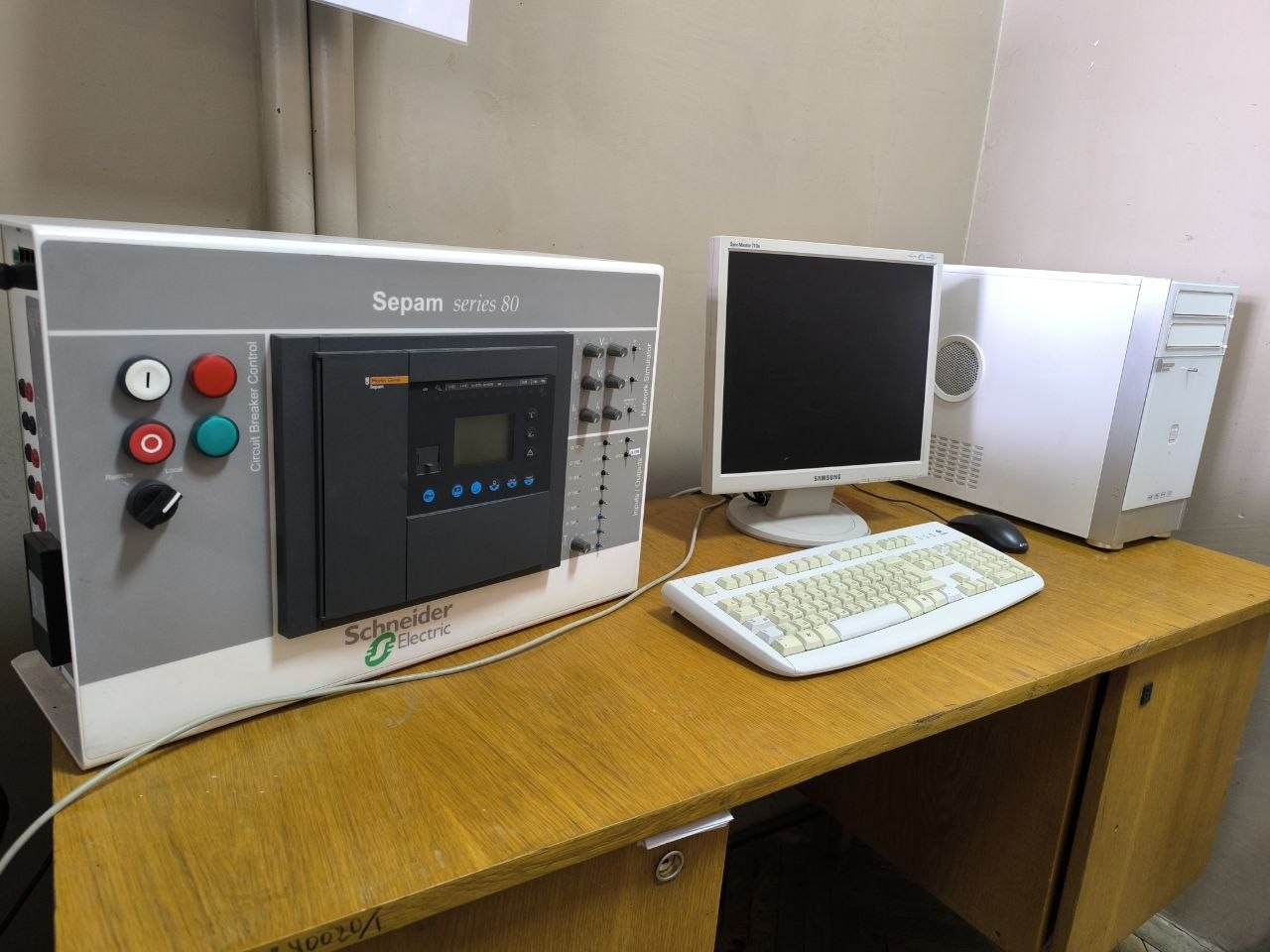 Лабораторний стенд Sepam